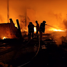 Moradores s&atilde;o retirados de casa ap&oacute;s inc&ecirc;ndio em barrac&otilde;es de recicl&aacute;veis