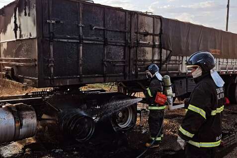 Pneu estoura e carreta carregada de milho pega fogo na BR-163