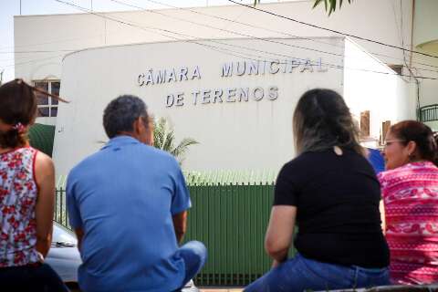 Entre descren&ccedil;a e expectativa, moradores acompanham posse de prefeito interino