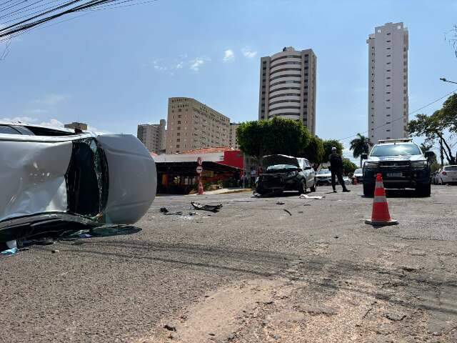 Idoso fura preferencial e provoca tombamento de carro no Centro