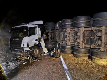 Caminh&atilde;o tenta ultrapassagem, bate em pared&atilde;o e espalha diesel na BR-163