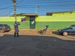 Briga generalizada tem fac&atilde;o e correria de alunos em frente a posto da PM