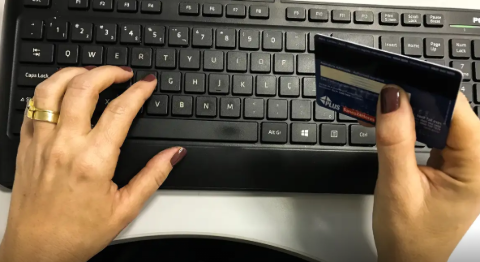 Enquete: 53% dos consumidores sempre pagam compras no cr&eacute;dito
