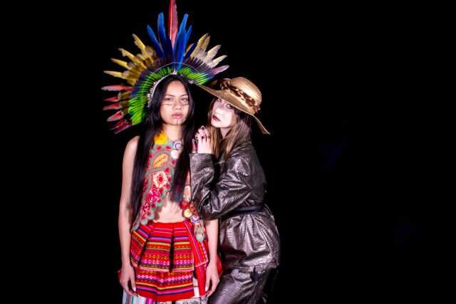 Teatro recebe desfile de coleção que une povos originários e cultura pantaneira 