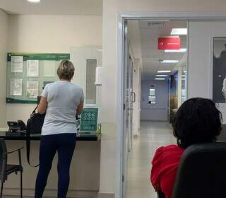 Idosos com plano de sa&uacute;de ficam em macas de hospital superlotado