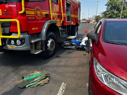 Motociclista embriagado e sem CNH bate em viatura dos Bombeiros