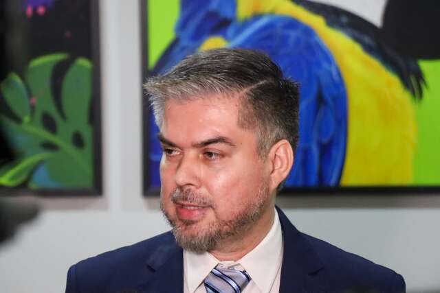 Prefeito interino compensa falta de pol&iacute;tica com guarani fluente