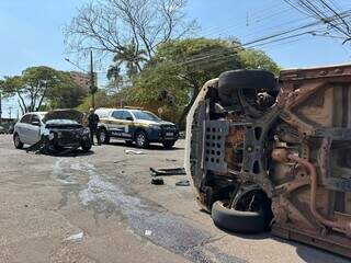 Idoso fura preferencial e provoca tombamento de carro no Centro