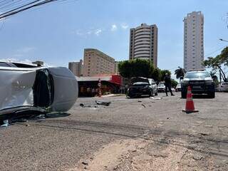 Idoso fura preferencial e provoca tombamento de carro no Centro
