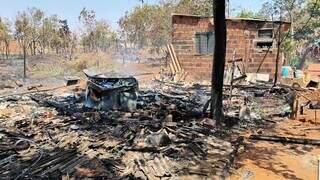 Inc&ecirc;ndio atinge casa, mata cachorro e deixa idosa e neto feridos