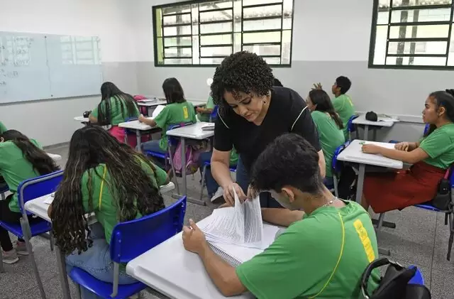 Carteira Nacional Docente garante identifica&ccedil;&atilde;o e benef&iacute;cios a professores