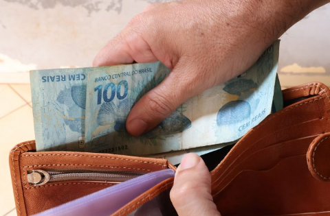 Voc&ecirc; j&aacute; sabe como vai usar o 13&ordm; sal&aacute;rio? Participe da enquete