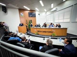Em sess&atilde;o r&aacute;pida, vice assume prefeitura de Terenos e pede ajuda de servidores
