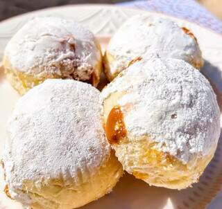 P&atilde;o de mandioca mais pedido virou sobremesa com doce de leite