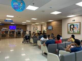 Idosos com plano de sa&uacute;de ficam em macas de hospital superlotado
