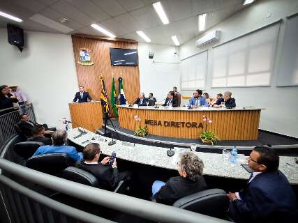 Em sess&atilde;o r&aacute;pida, vice assume prefeitura de Terenos e pede ajuda de servidores