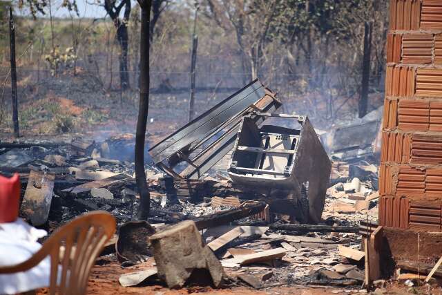 Inc&ecirc;ndio atinge casa, mata cachorro e deixa idosa e neto feridos