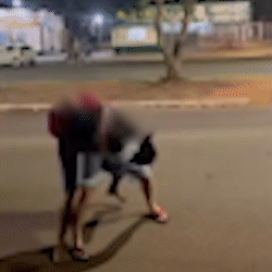 Briga generalizada tem fac&atilde;o e correria de alunos em frente a posto da PM