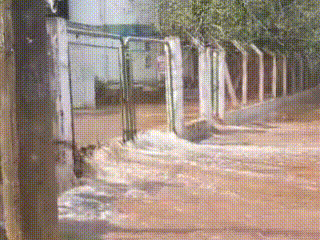 Reservat&oacute;rio de &aacute;gua estoura e inunda rua no Bairro Buriti
