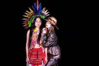 Teatro recebe desfile de cole&ccedil;&atilde;o que une povos origin&aacute;rios e cultura pantaneira 