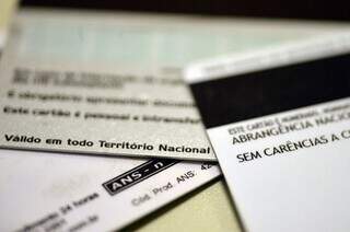 Idosos com plano de sa&uacute;de ficam em macas de hospital superlotado