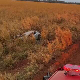 Mulher morre e dois ficam feridos ap&oacute;s carro capotar na MS-465