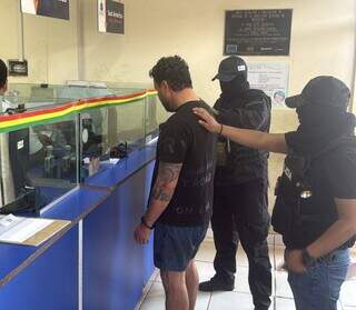 Preso na Bol&iacute;via, l&iacute;der da maior fac&ccedil;&atilde;o do RS &eacute; entregue &agrave; PF em Corumb&aacute;