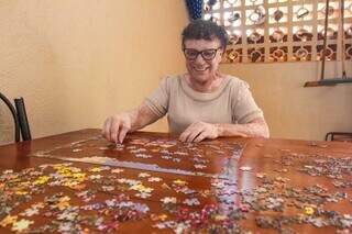 Aos 77 anos, Judith encontrou nos quebra-cabe&ccedil;as leveza para a rotina