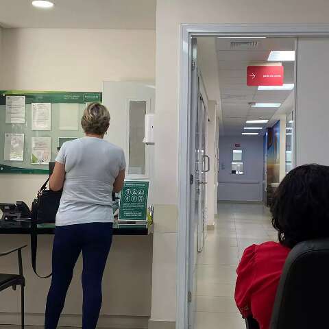 Idosos com plano de sa&uacute;de ficam em macas de hospital superlotado