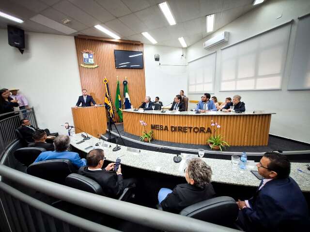 Em sess&atilde;o r&aacute;pida, vice assume prefeitura de Terenos e pede ajuda de servidores