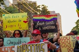 Parada LGBT leva f&eacute;, sa&uacute;de e inclus&atilde;o &agrave;s ruas com discursos de resist&ecirc;ncia
