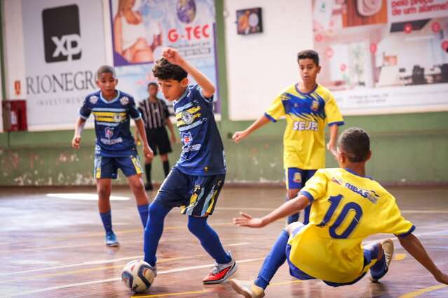 Copa Pelezinho soma 50 gols e duas goleadas neste s&aacute;bado