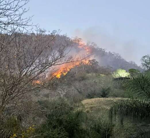 Inc&ecirc;ndio em &aacute;rea de pousada continua e combate chega a 24h