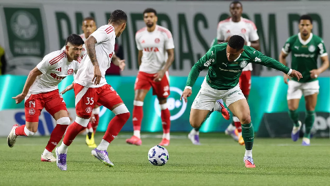 Vitor Roque marca tr&ecirc;s vezes e comanda vit&oacute;ria do Palmeiras sobre o Inter