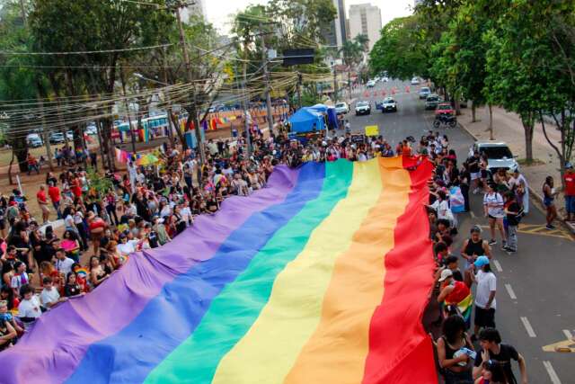 Parada LGBT leva f&eacute;, sa&uacute;de e inclus&atilde;o &agrave;s ruas com discursos de resist&ecirc;ncia