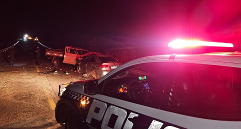 Colis&atilde;o entre caminhonete e carro deixa tr&ecirc;s mortos na MS-162
