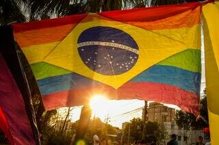 Parada LGBT leva f&eacute;, sa&uacute;de e inclus&atilde;o &agrave;s ruas com discursos de resist&ecirc;ncia