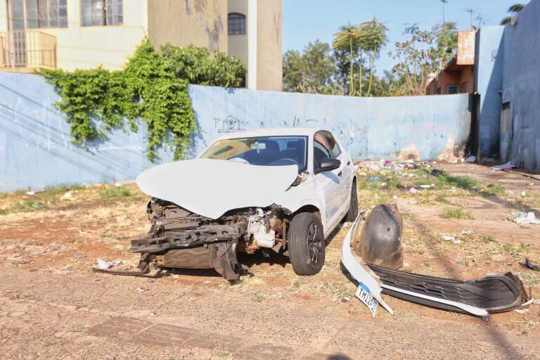 Polo da motorista de aplicativo ficou com a frente destruída (Foto: Paulo Francis)