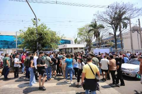 Candidatos enfrentam sol e congestionamento em dia de prova da Pol&iacute;cia Civil