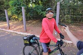 Aos 70 anos, Cl&oacute;vis pedala recolhendo &quot;criptolatinhas&quot; na cidade