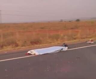Motociclista morre ao invadir pista contr&aacute;ria e ser atingido por carreta