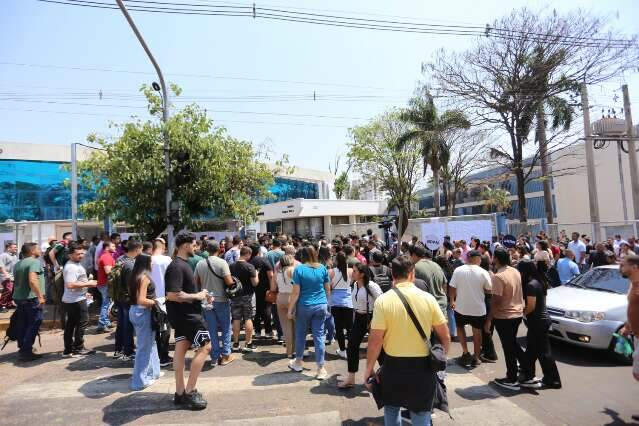 Candidatos enfrentam sol e congestionamento em dia de prova da Pol&iacute;cia Civil