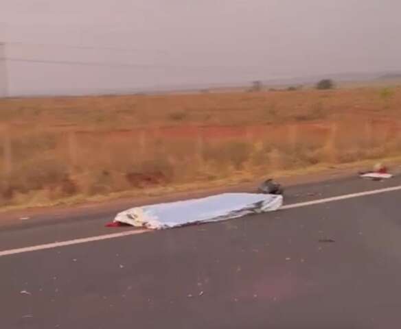 Motociclista morre ao invadir pista contr&aacute;ria e ser atingido por carreta