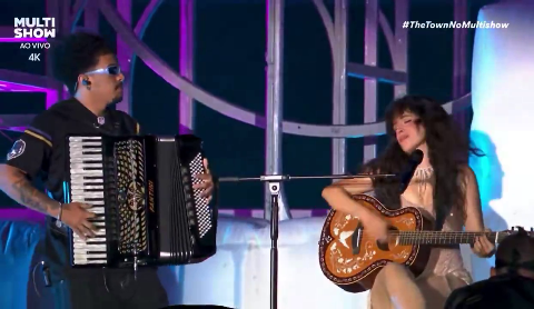 Michel Tel&oacute; celebra &ldquo;Ai Se Eu Te Pego&rdquo; com vers&atilde;o de Camila Cabello