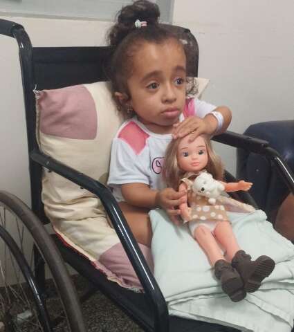 Fam&iacute;lia de menina com ossos de vidro pede vaga em hospital da Capital