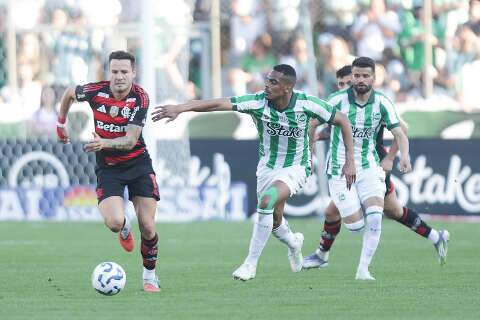 Com 2 gols de cabe&ccedil;a, Flamengo bate Juventude e segue l&iacute;der do Brasileir&atilde;o