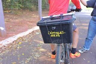 Aos 70 anos, Cl&oacute;vis pedala recolhendo &quot;criptolatinhas&quot; na cidade