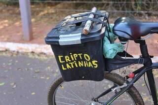Aos 70 anos, Cl&oacute;vis pedala recolhendo &quot;criptolatinhas&quot; na cidade