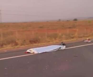 Motociclista morre ao invadir pista contr&aacute;ria e ser atingido por carreta