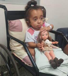 Fam&iacute;lia de menina com ossos de vidro pede vaga em hospital da Capital
